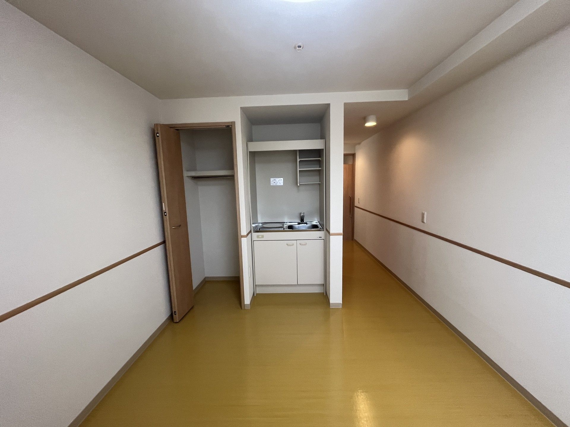 シンプルな居室の一角