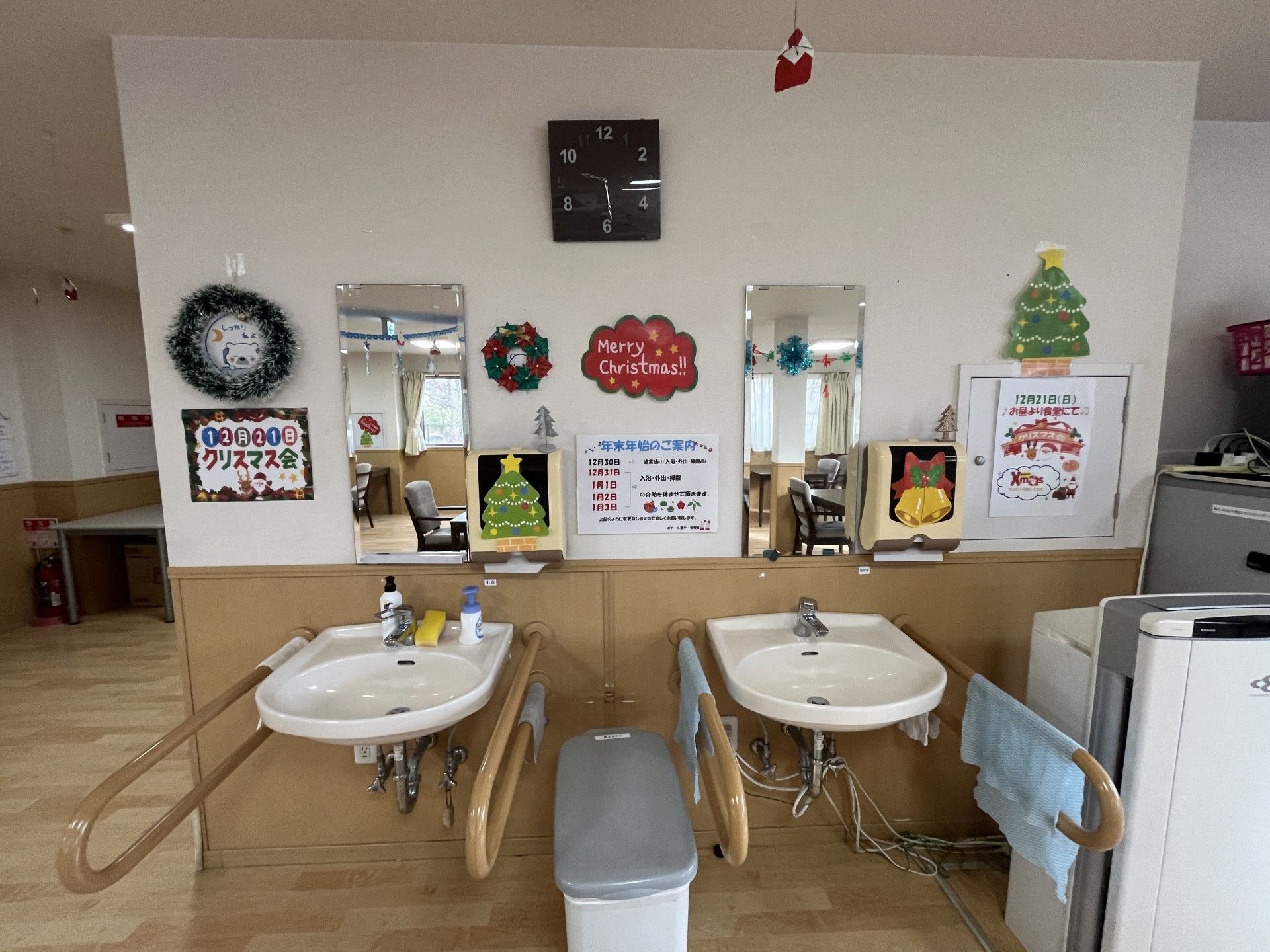 クリスマス装飾の洗面台