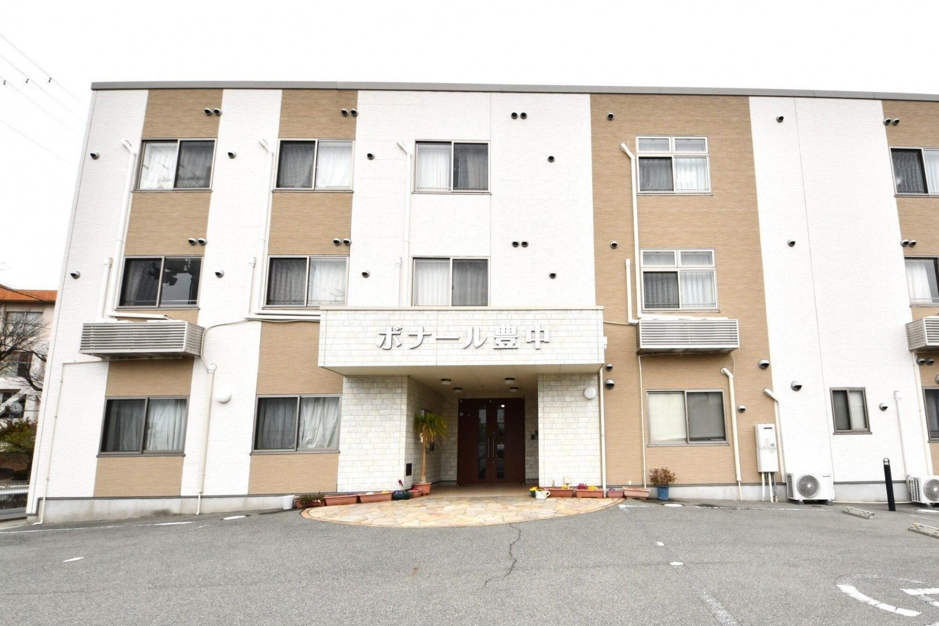 建物の正面玄関