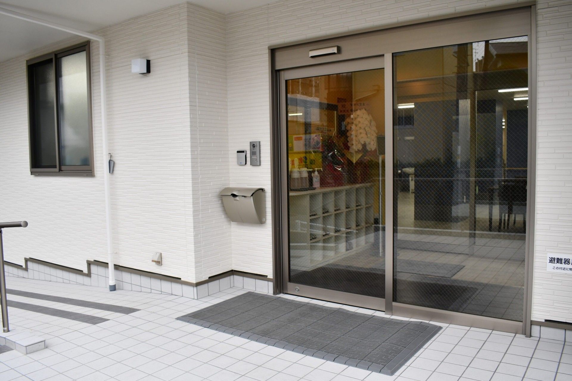 広い玄関の出入口