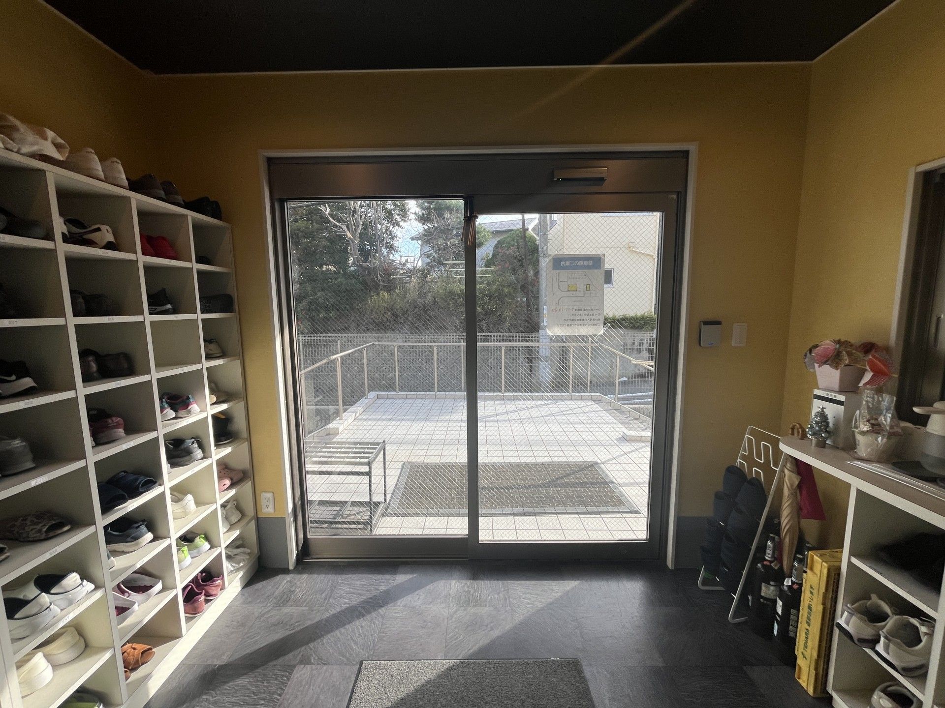 靴棚と出入口の風景