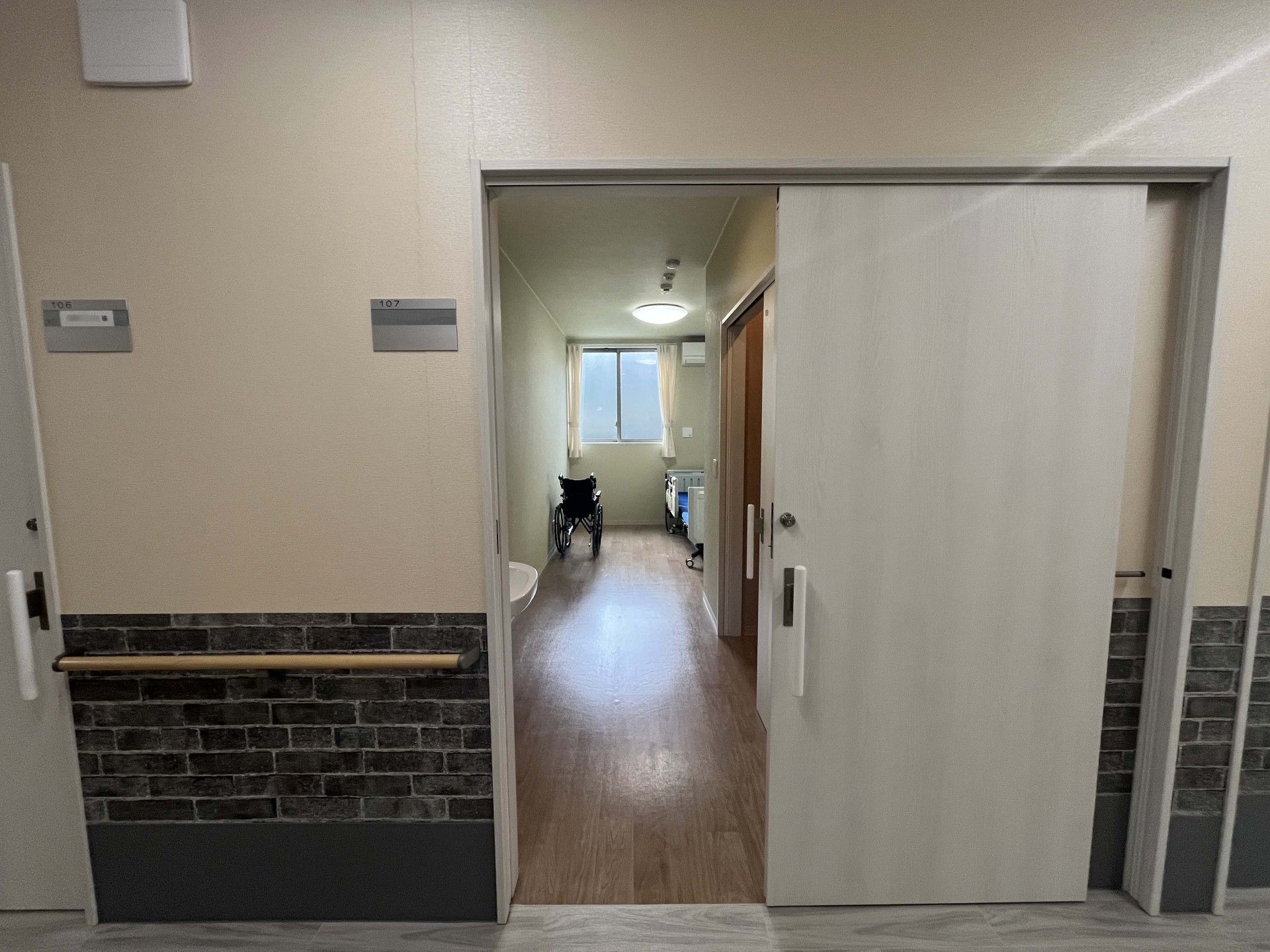 車椅子対応の居室入口