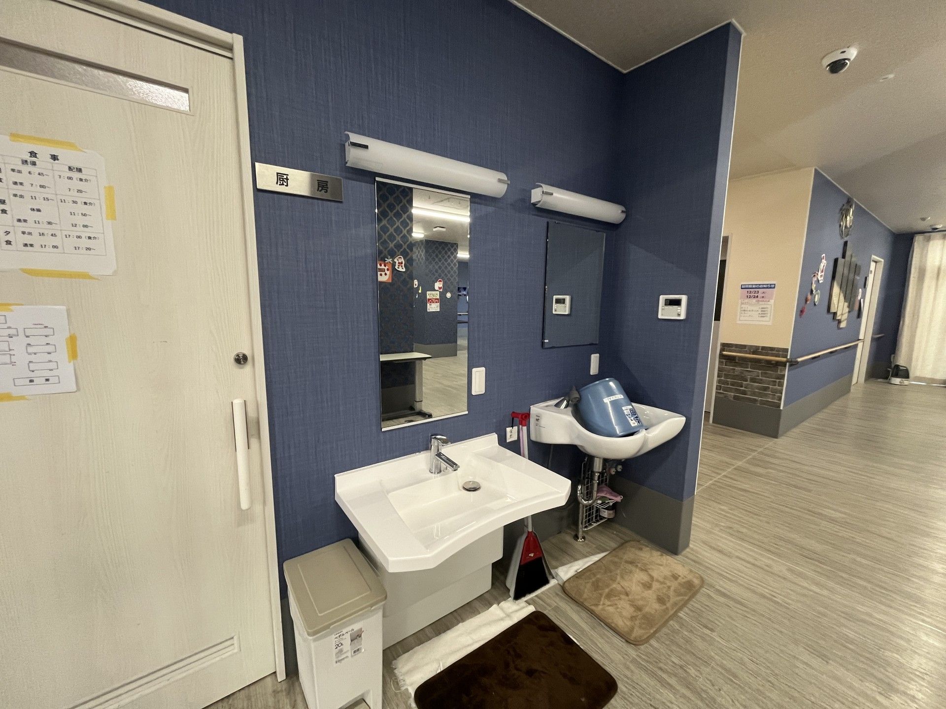 洗面台と廊下の様子