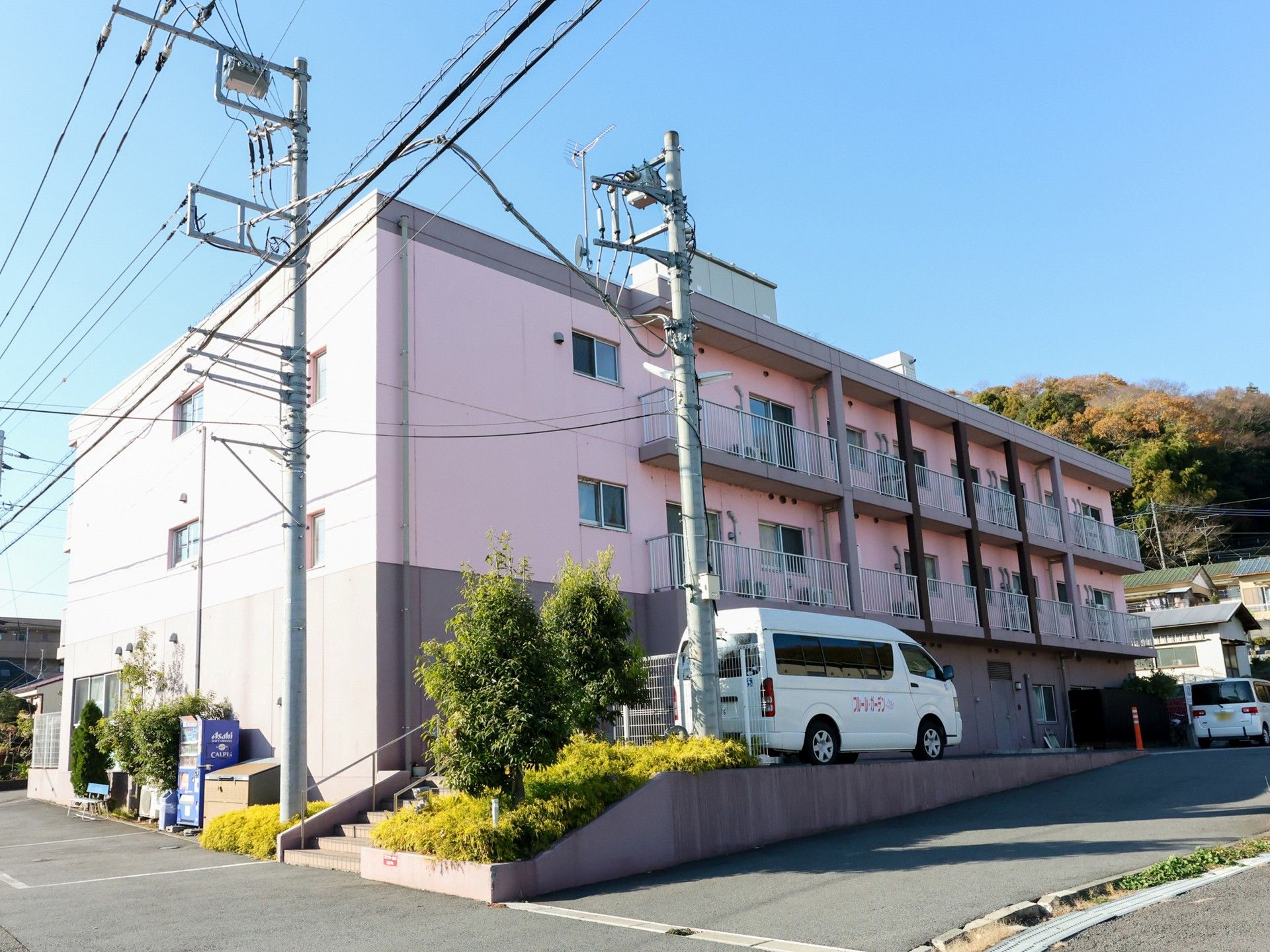 ピンクの外壁の建物