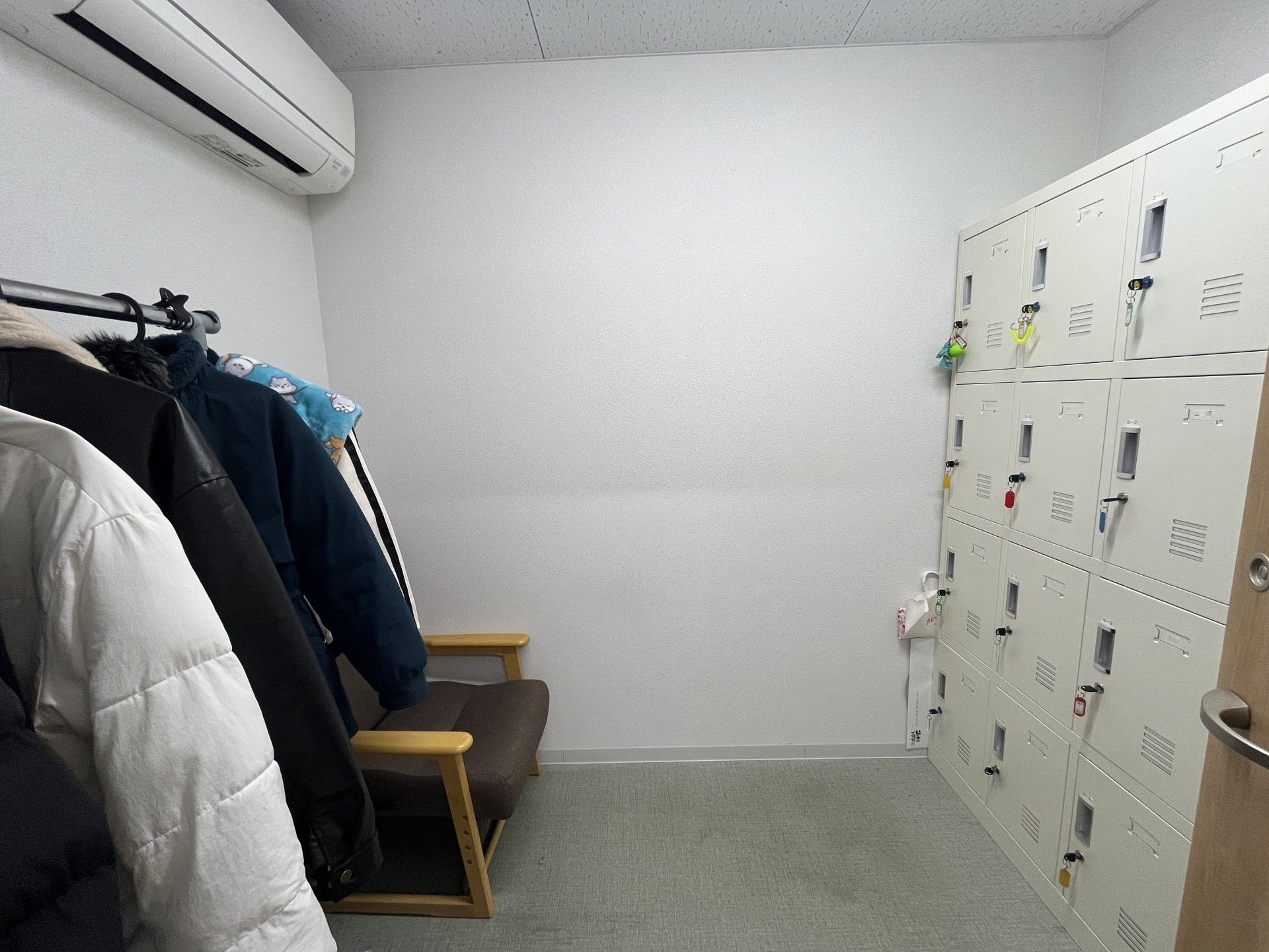 ロッカーとコート掛けの部屋