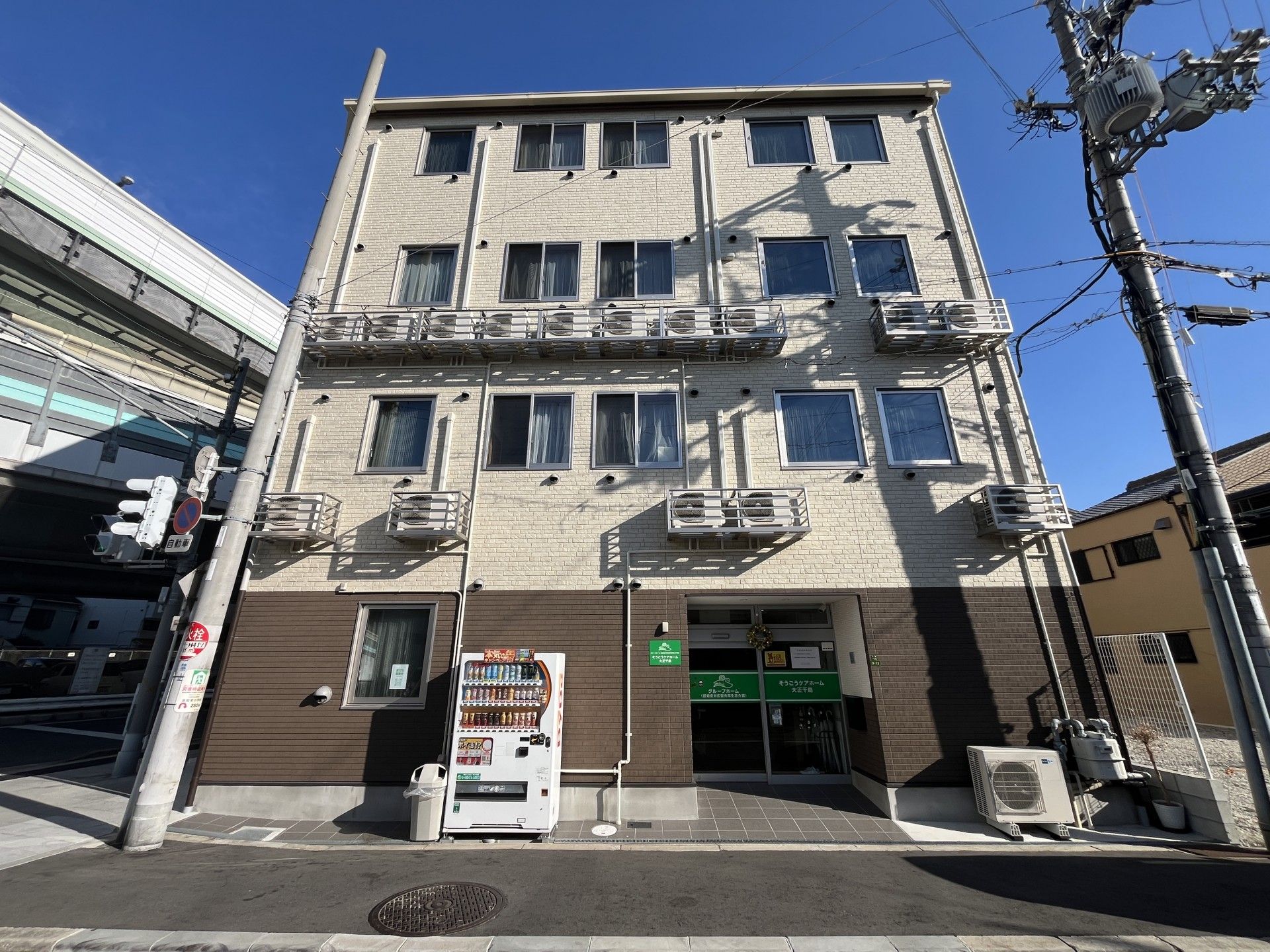 自動販売機のある建物外観