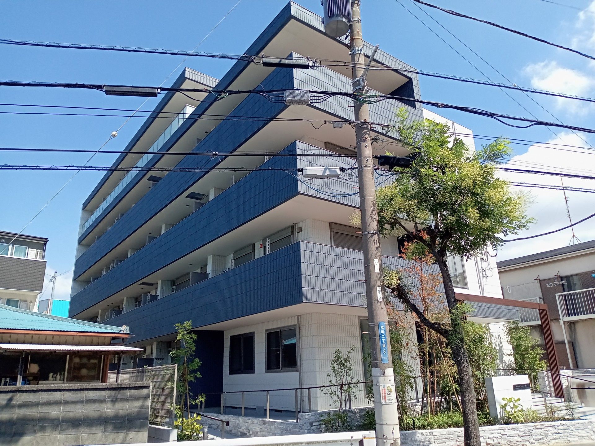 青空に映えるモダンな建物外観