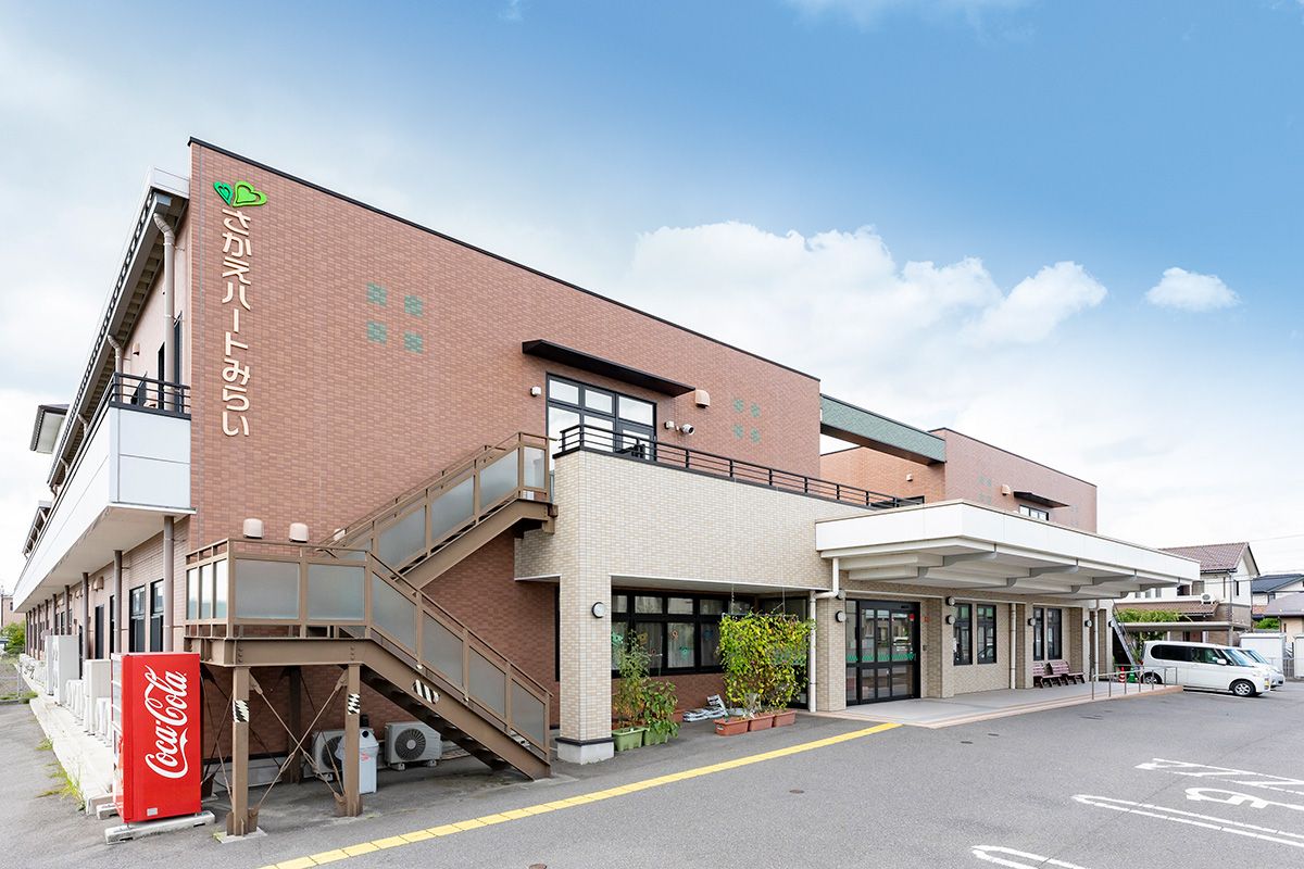 ゆったりとした外観の建物