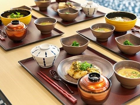 お膳に並べられた4人分の料理