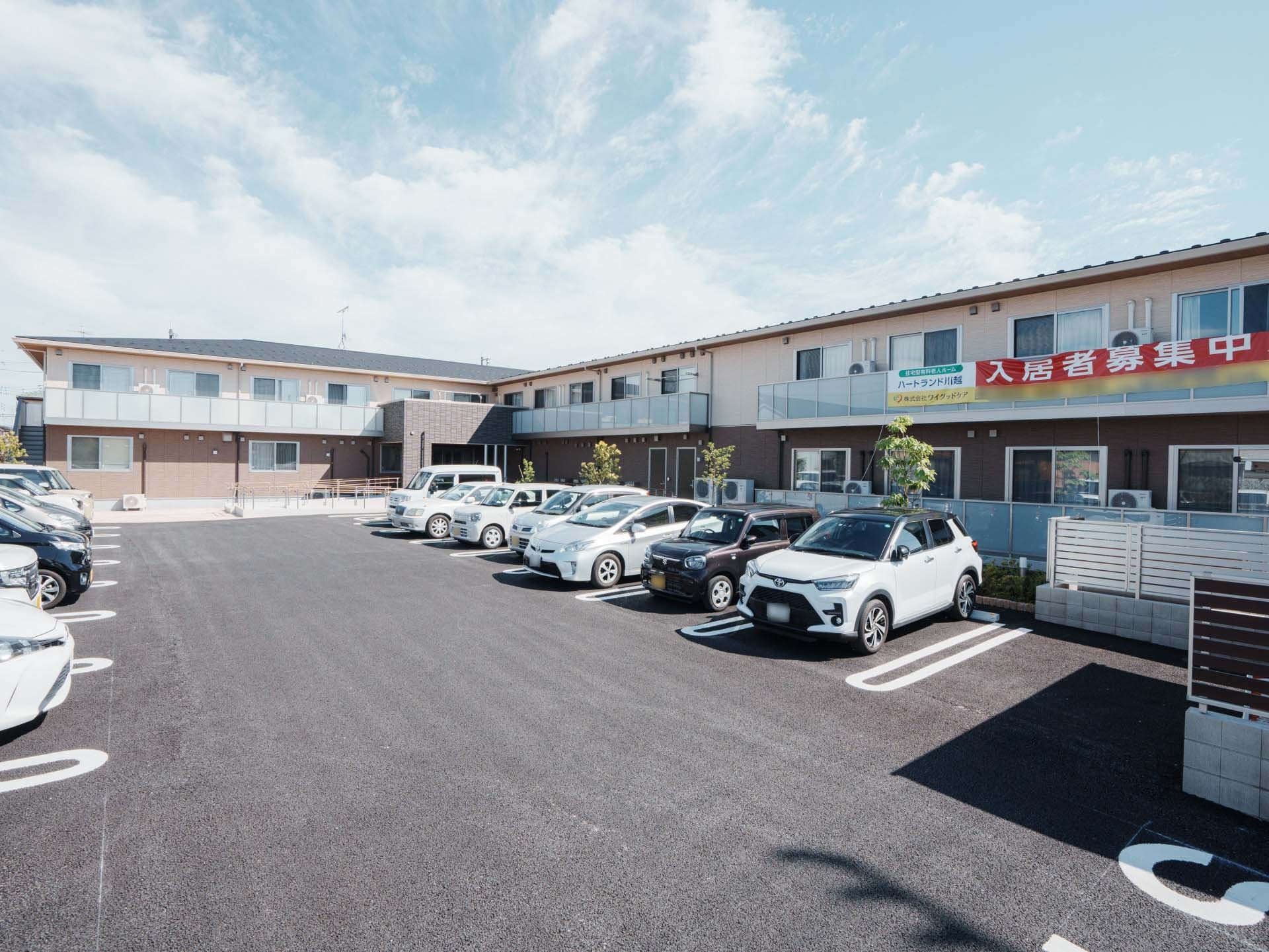 広々とした駐車場の施設