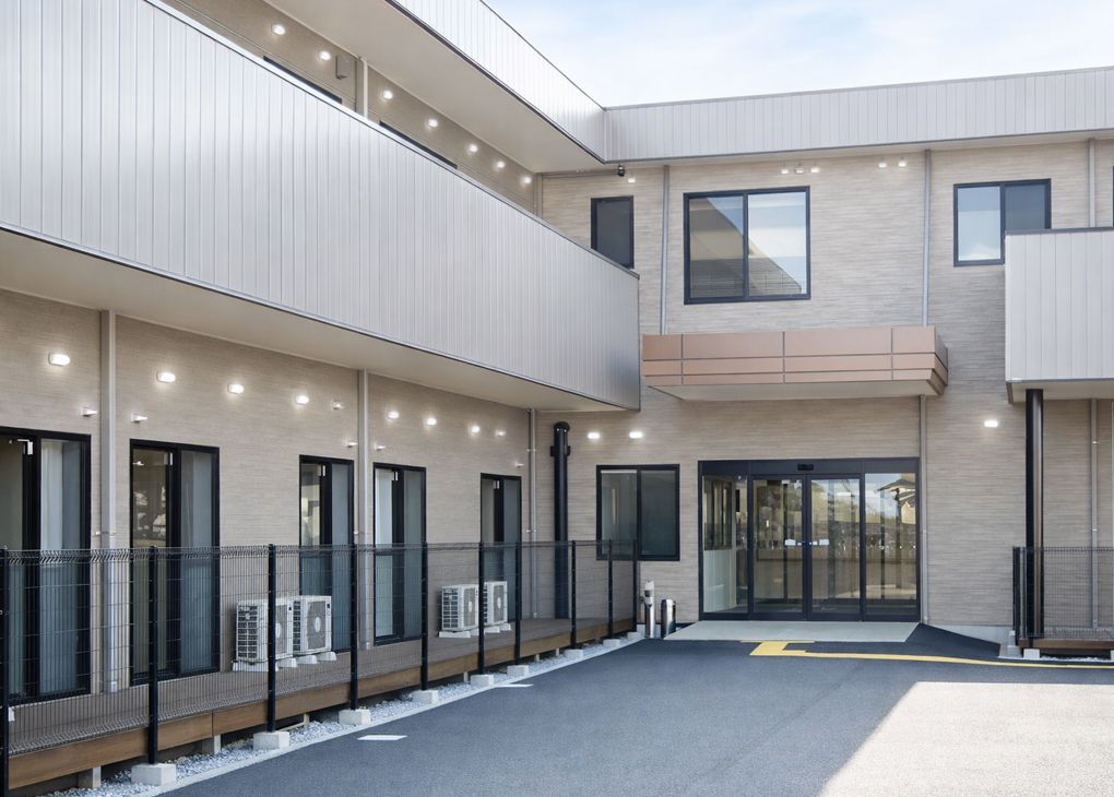 茶色い壁の二階建ての建物