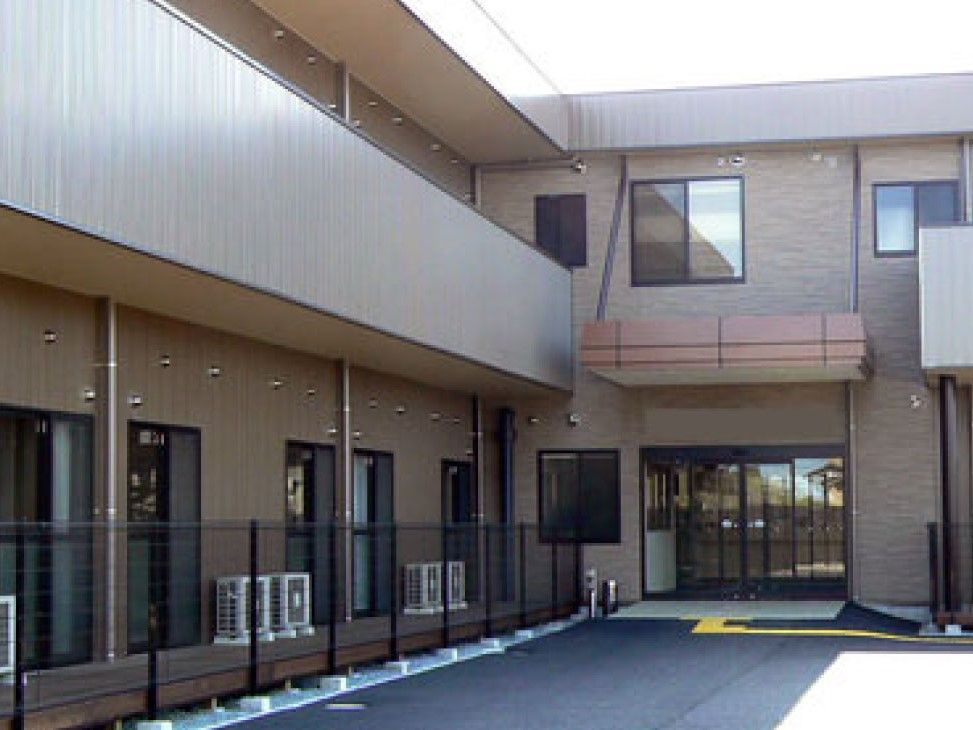茶色い壁の二階建ての建物