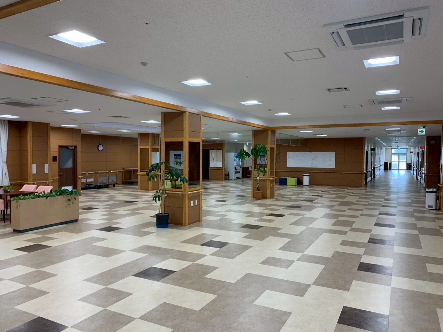 広い廊下と共有スペース