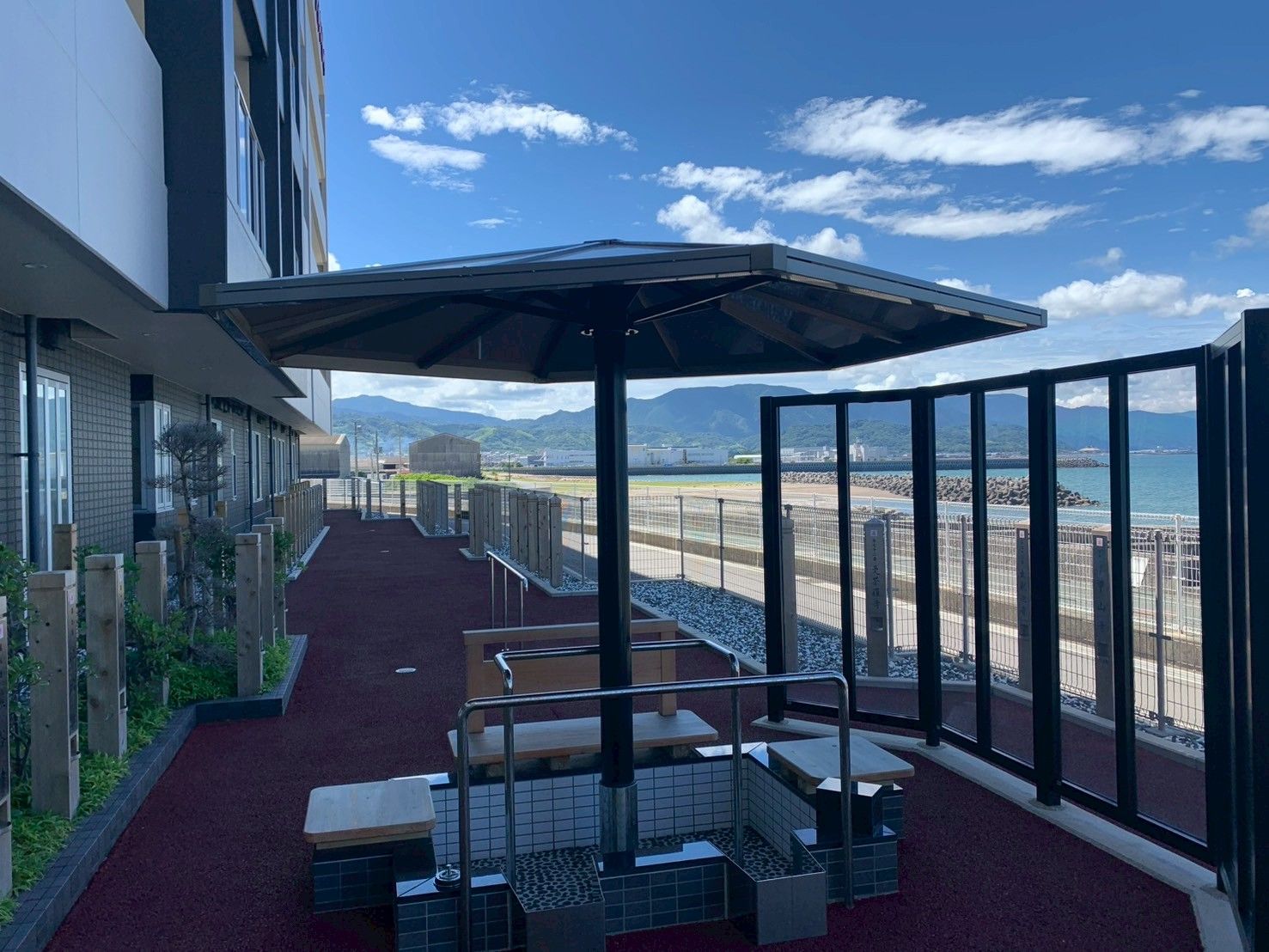 海を望むテラス