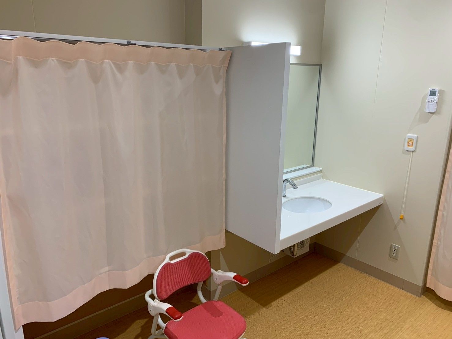 洗面台と椅子のある空間
