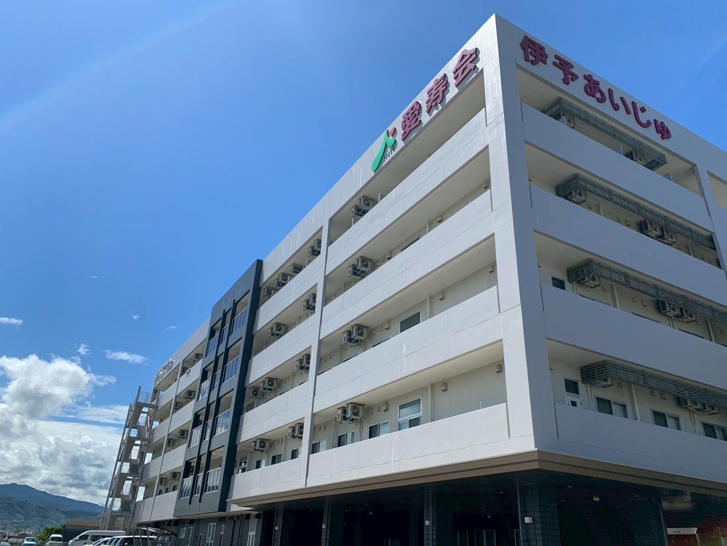 青空の下の建物外観