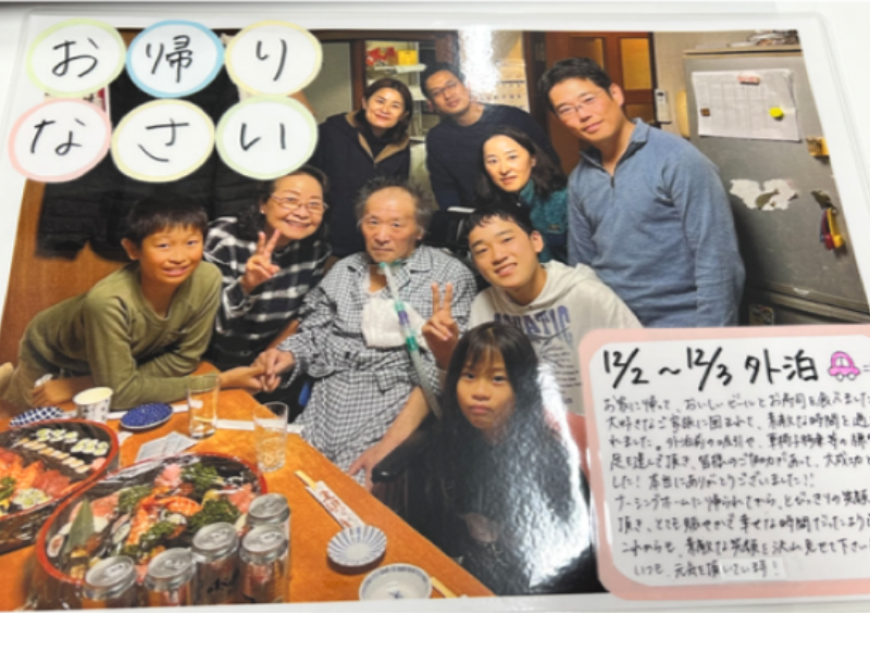 外でくつろぐ3名の男女