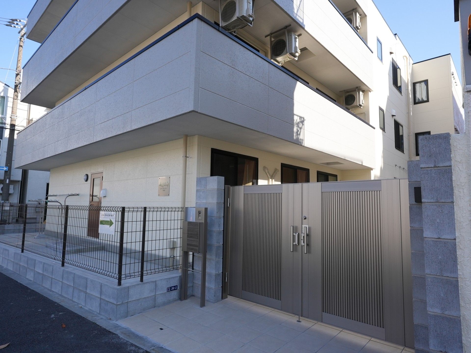 聴診器首にかけてカルテを持った女性看護師とカルテのみを持った女性看護師が微笑んでいる様子。