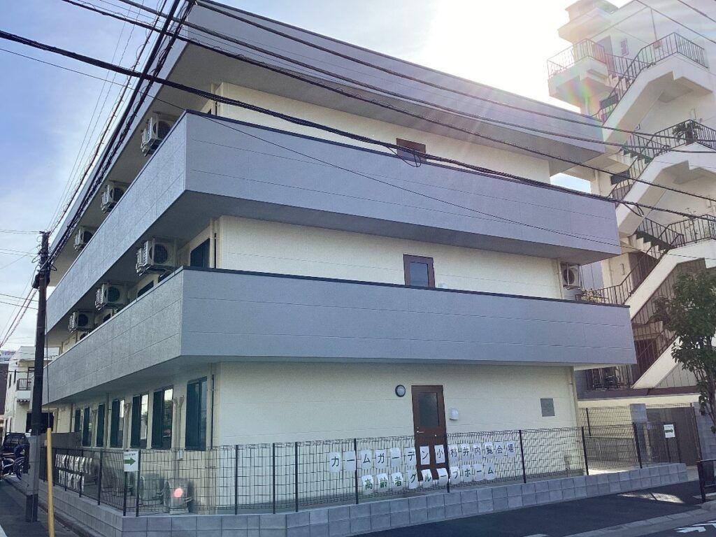 白い壁のモダンな外観