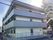 清潔感のある白い建物外観