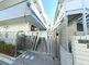 静かな住宅街の施設外観