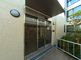 明るく広々とした通路エントランス
