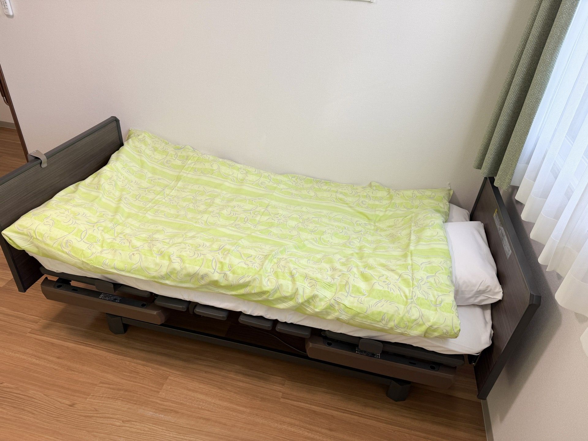 シンプルなベッド