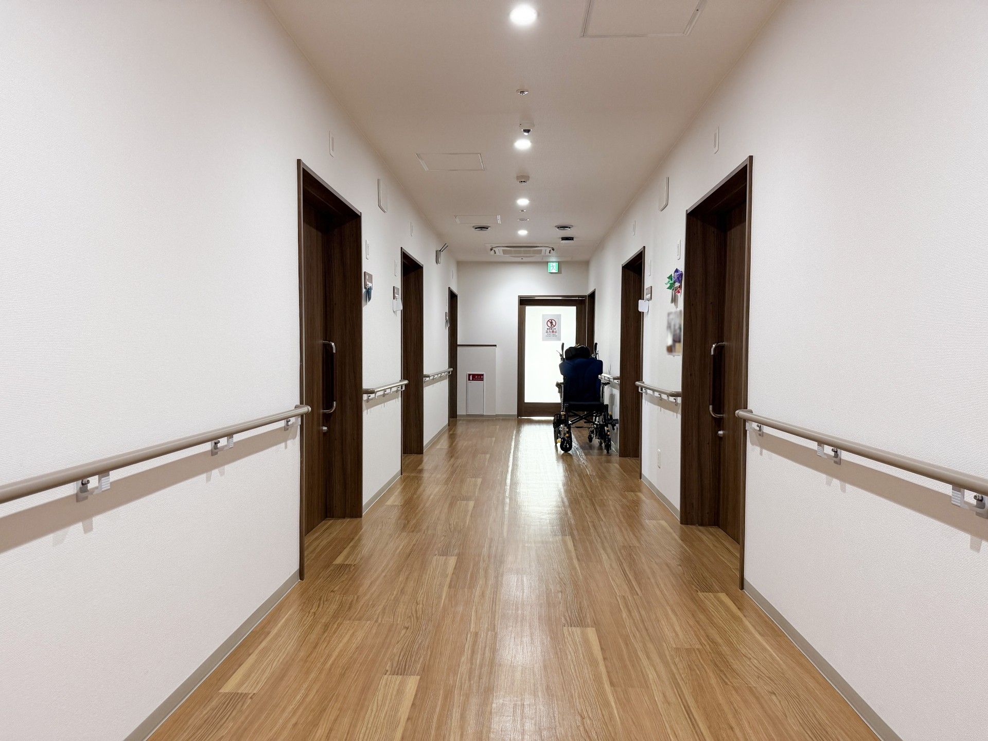 手すり付きの廊下