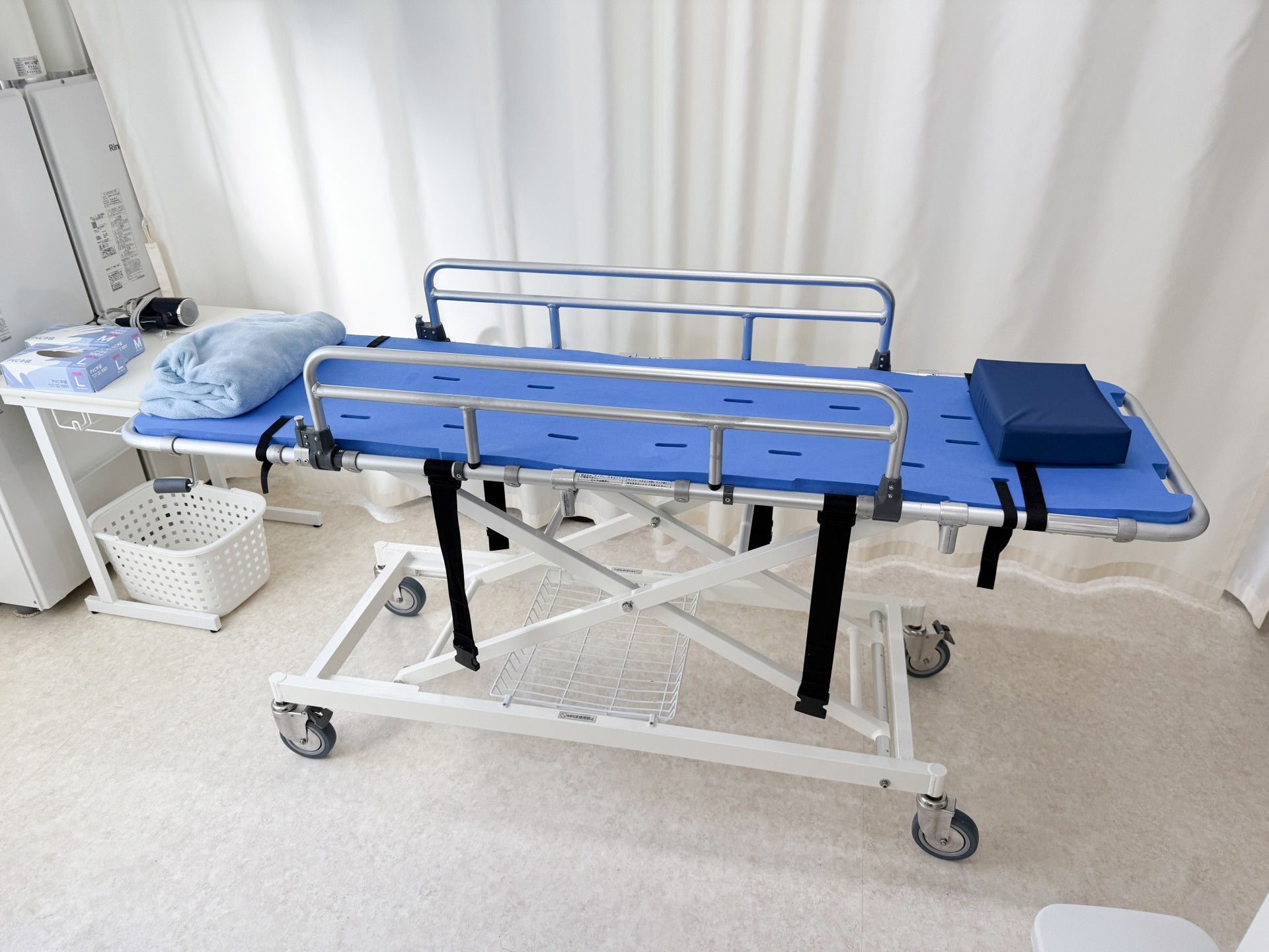 清潔なベッドのある部屋