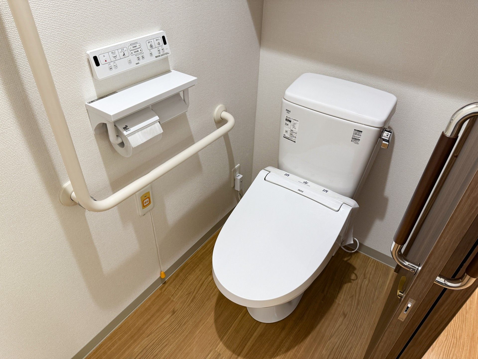 手すり付きのトイレ
