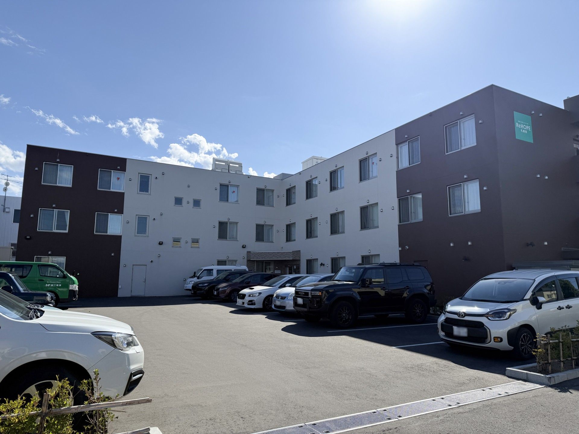 駐車場のある建物外観