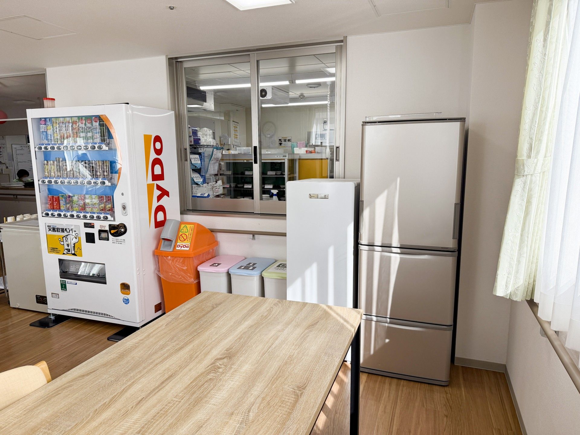 飲み物の自動販売機と冷蔵庫