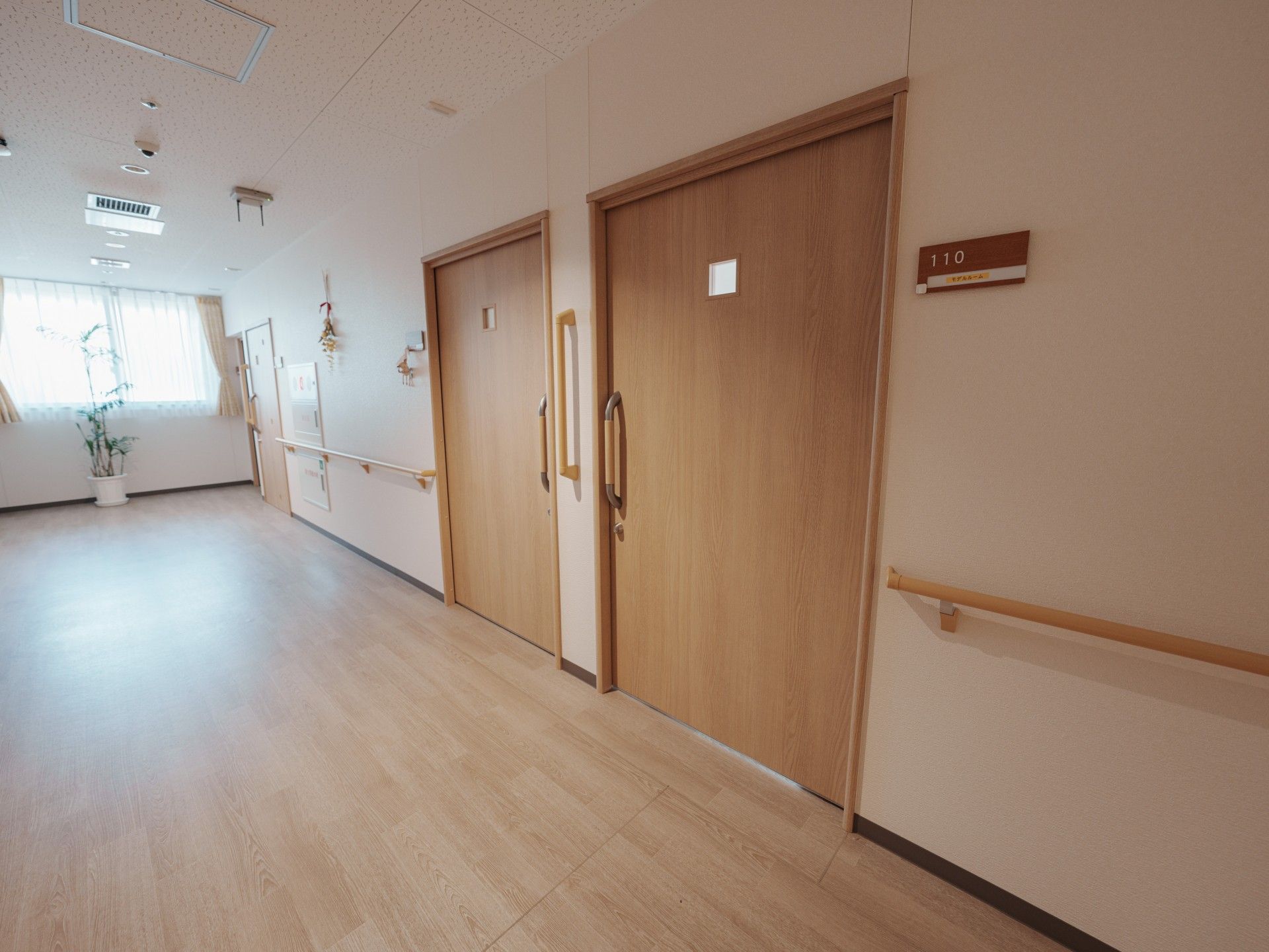 明るい廊下と部屋の扉