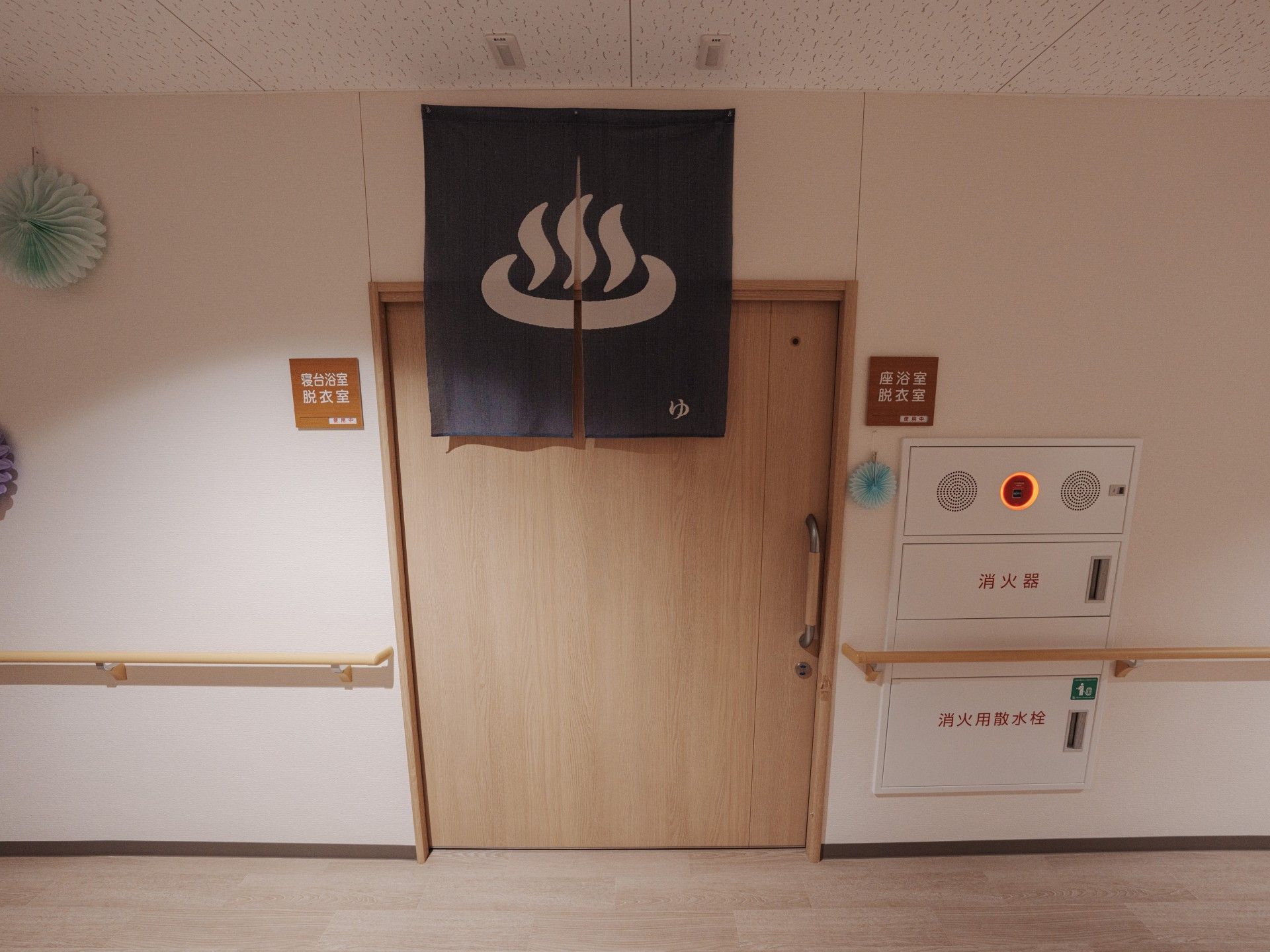 暖簾のある浴室入口