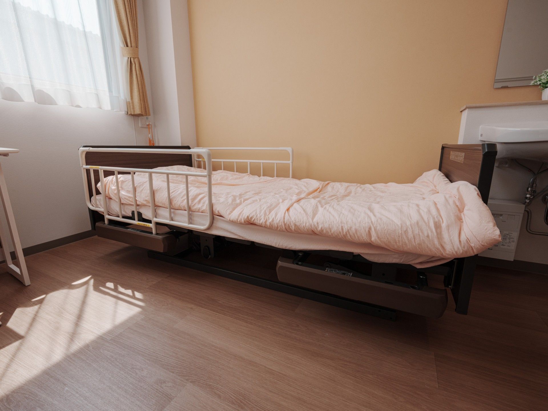 日差しが差し込むベッド