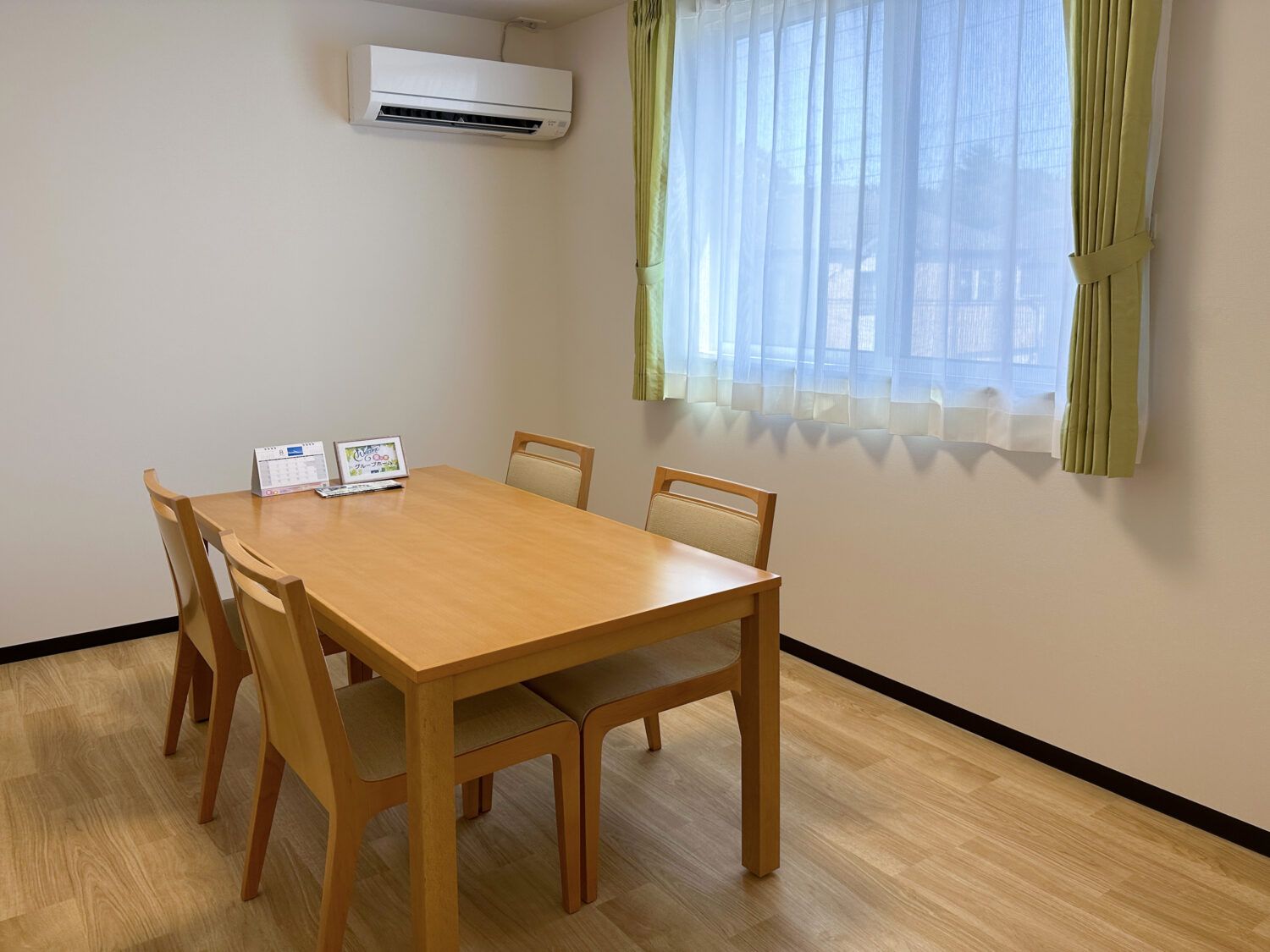 4人用のテーブルと椅子