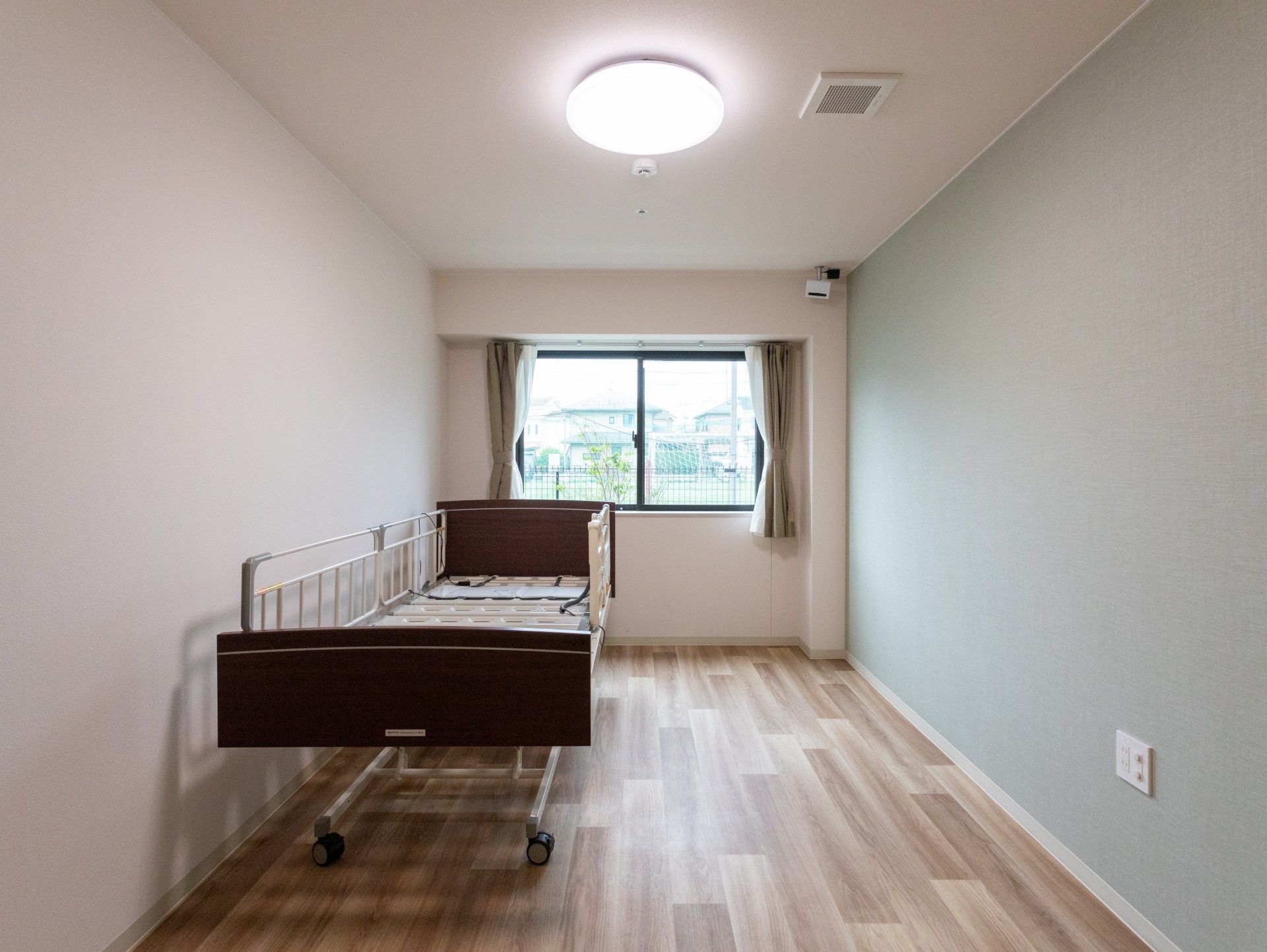 明るい個室のベッド