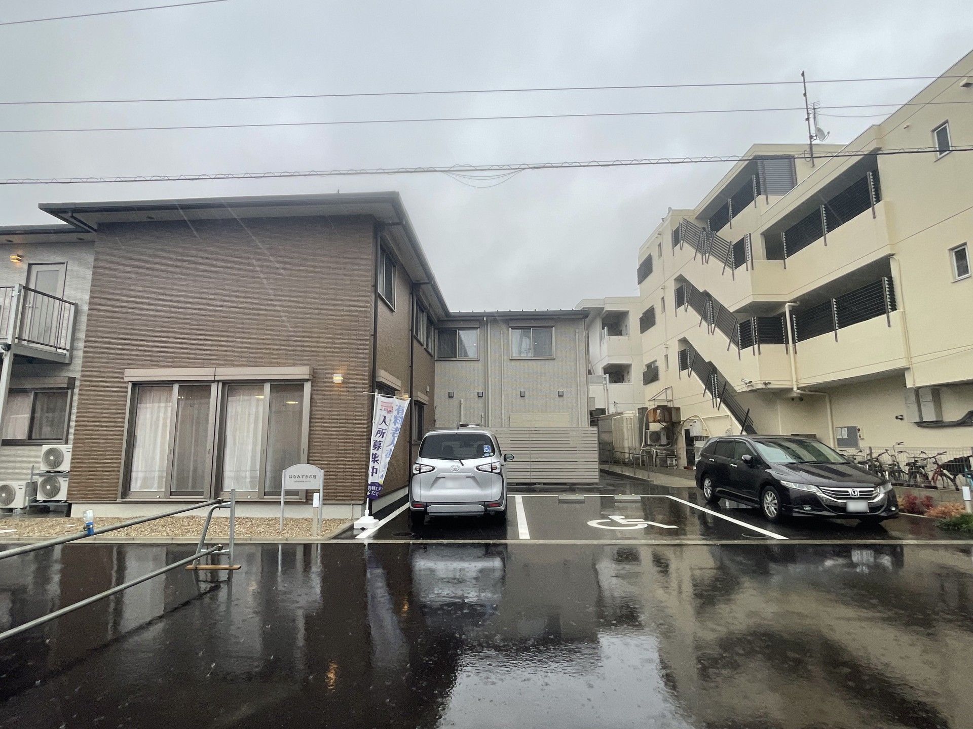 ゆったりとした駐車場の建物