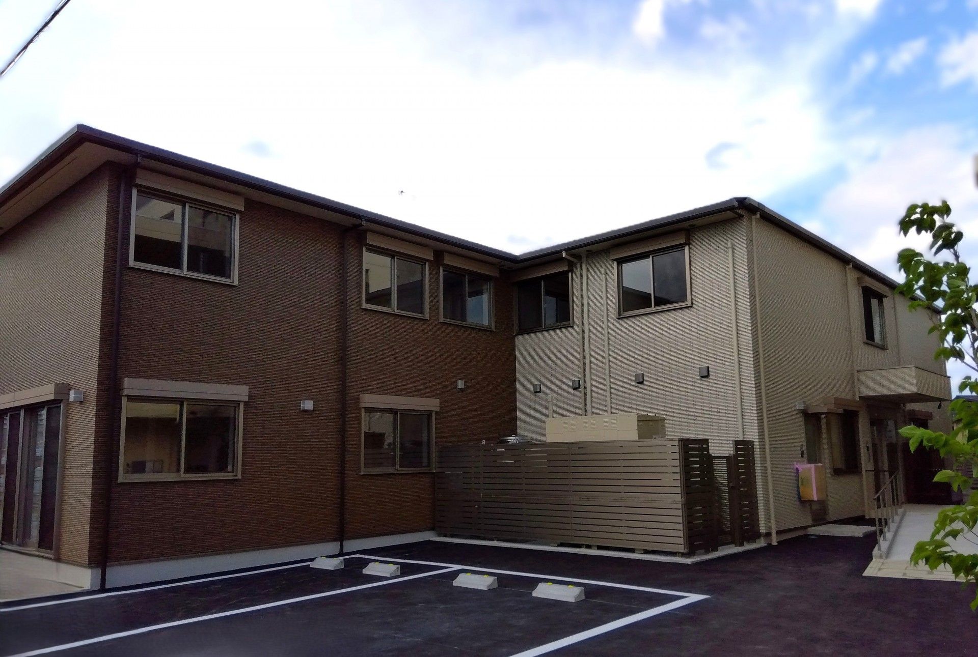 雨の日の建物外観
