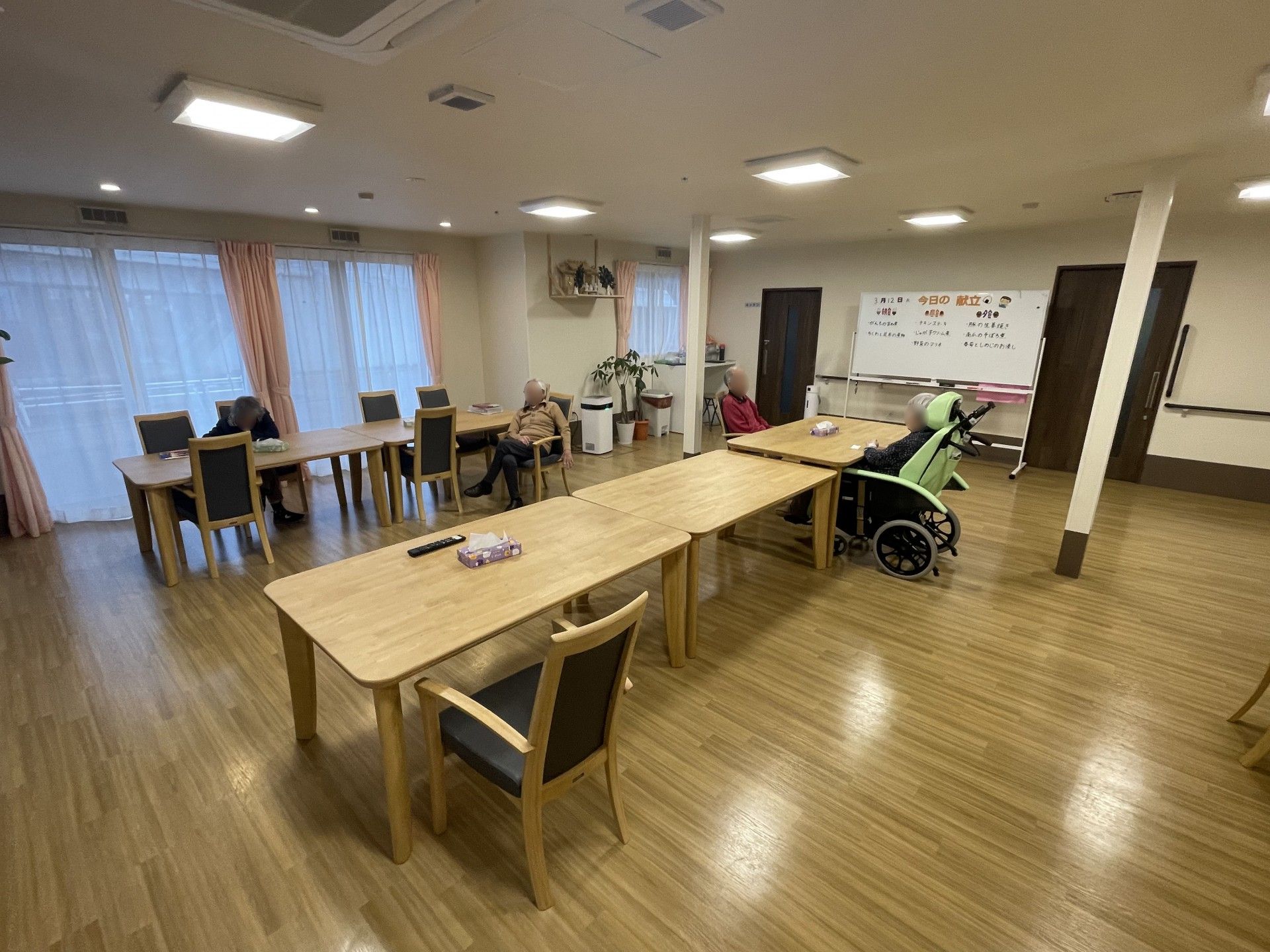 お部屋で新聞を読んでいるご入居者様
