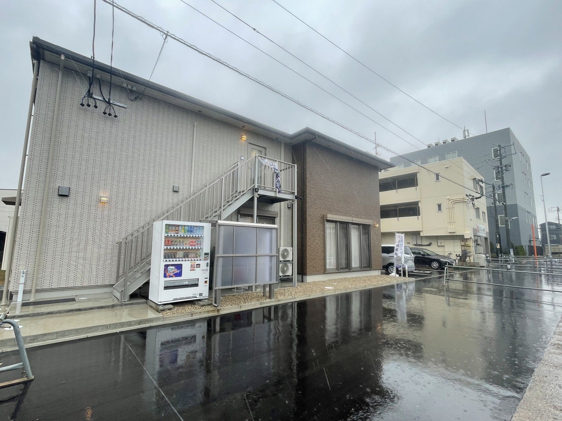 雨の日の建物外観