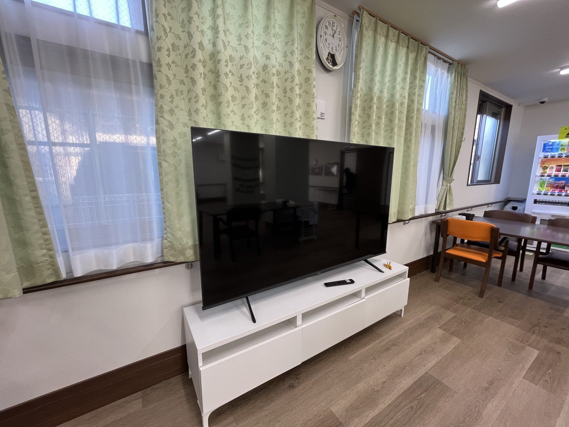 テレビとテーブルのある部屋