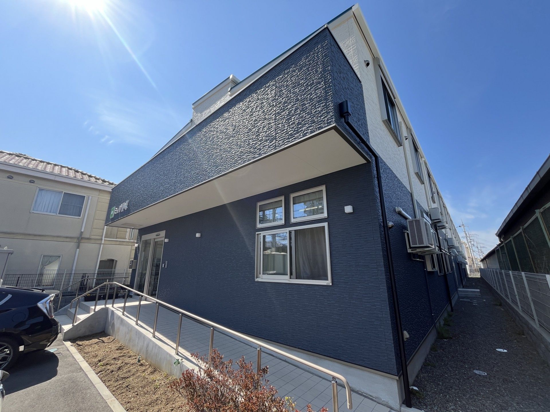 青い外壁の建物