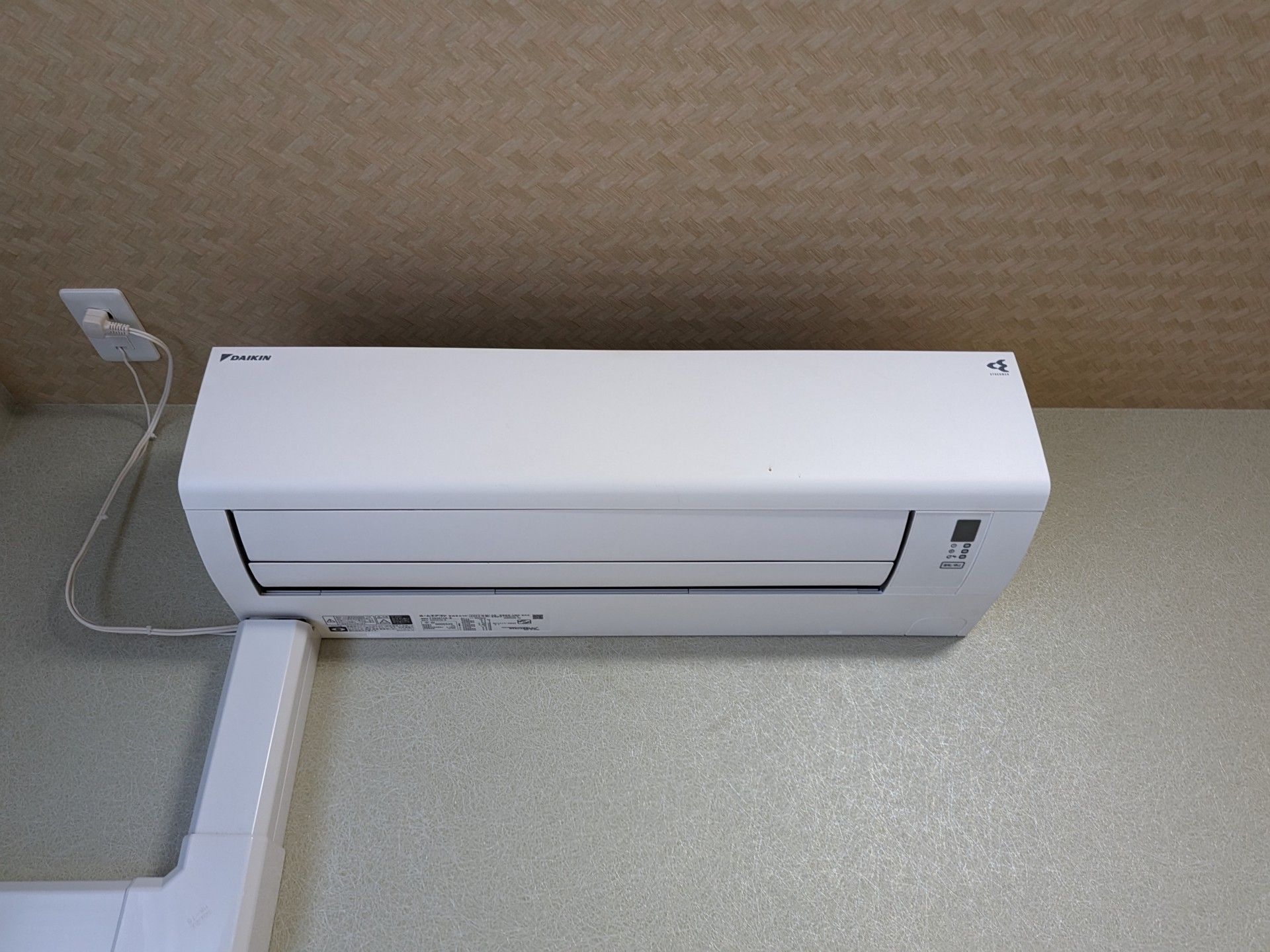 白を基調としたエアコン