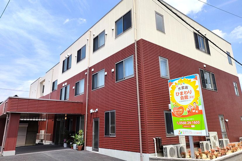 赤い外壁の建物