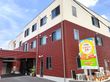 赤い外壁の建物