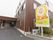 看板が目立つ建物の外観