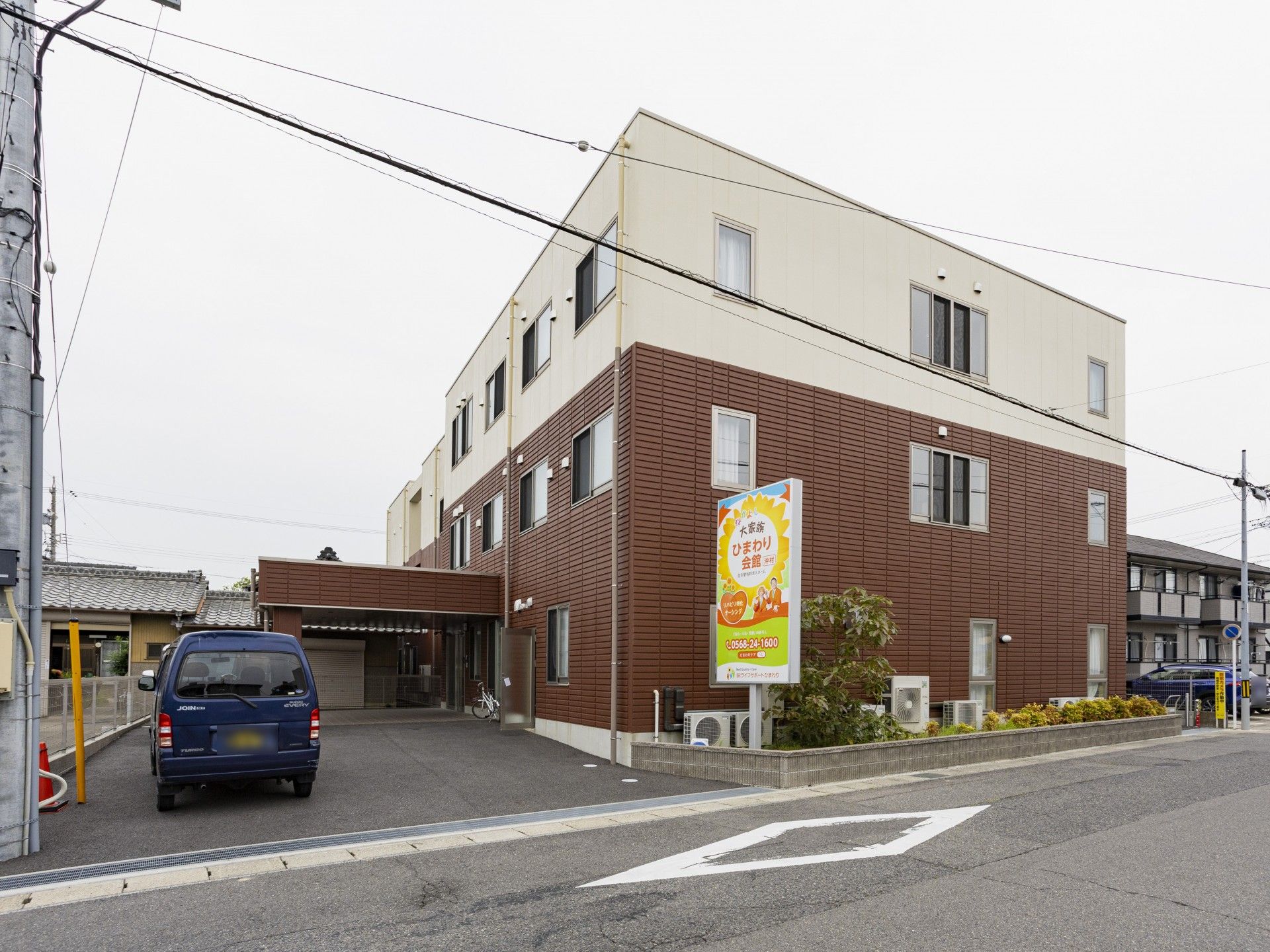 落ち着いた外観の建物