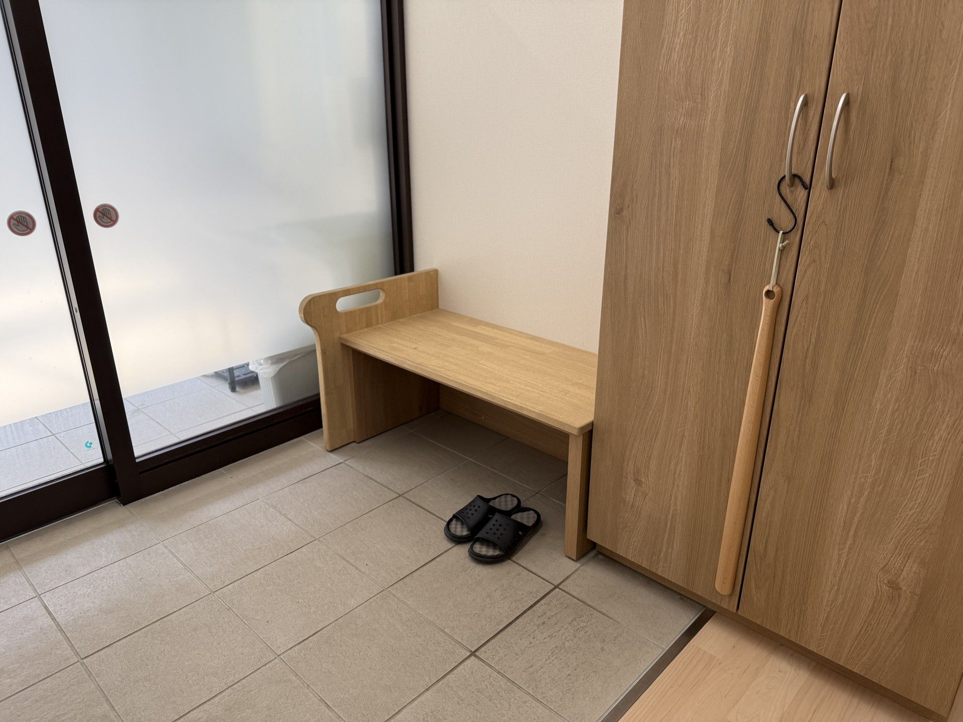 お外でスタッフと話しているご入居者様