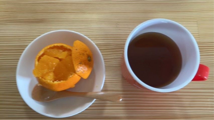 おやつのオレンジとお茶